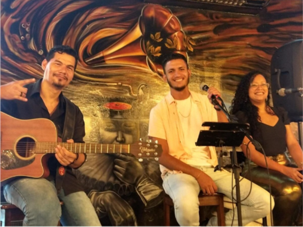 Banda Swing Roll: Uma Jornada Musical de Sucesso